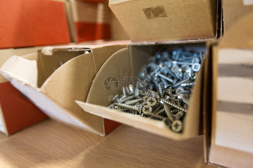 生产制造行业车间纸板箱中的螺丝车间纸板箱里的螺丝图片