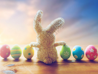 复活节,假期物体彩色鸡蛋玩具兔子木板上彩色复活节彩蛋玩具兔子图片