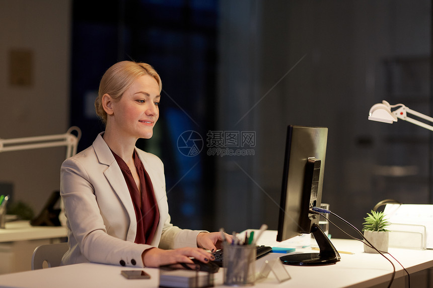 商业,截止日期技术女商人与电脑工作夜间办公室夜间办公室工作的电脑女商人图片