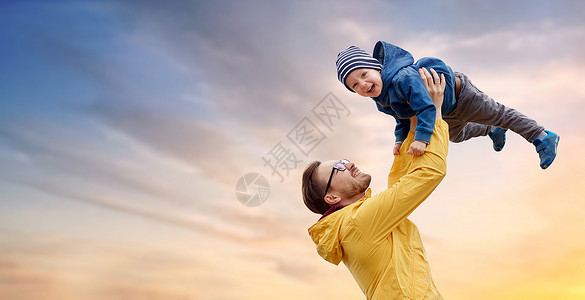 家庭,童父亲的快乐的父亲小儿子夜空背景下玩户外玩父亲儿子玩,户外玩得开心图片