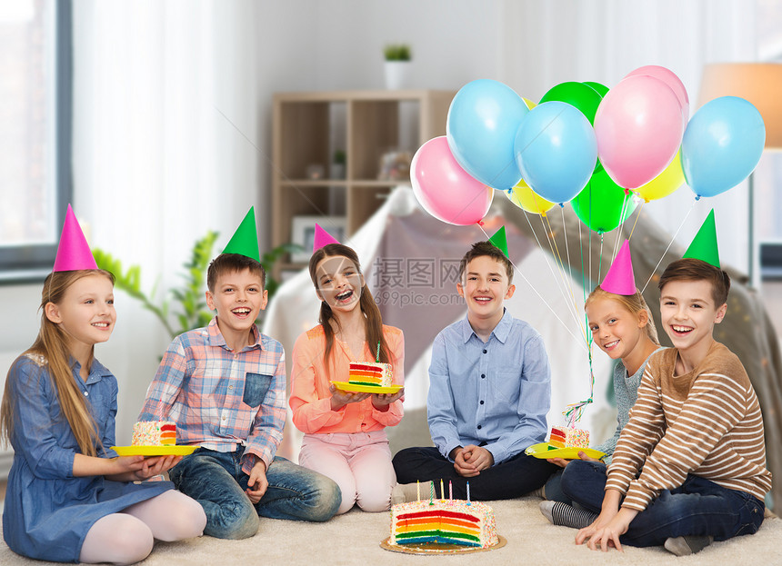 童,假期,庆祝,友谊人的快乐的微笑孩子戴着生日蛋糕气球家里的孩子房间帐篷背景戴着生日蛋糕的派帽的快乐孩子图片
