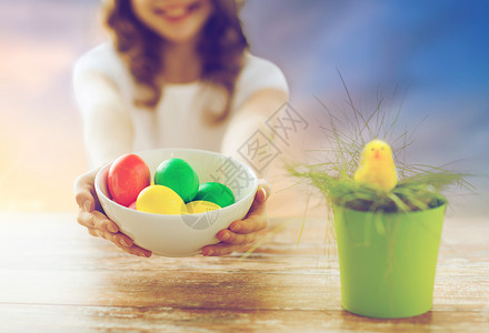 复活节假日传统快乐的女孩持彩色鸡蛋天空背景特写女孩着彩色复活节彩蛋图片