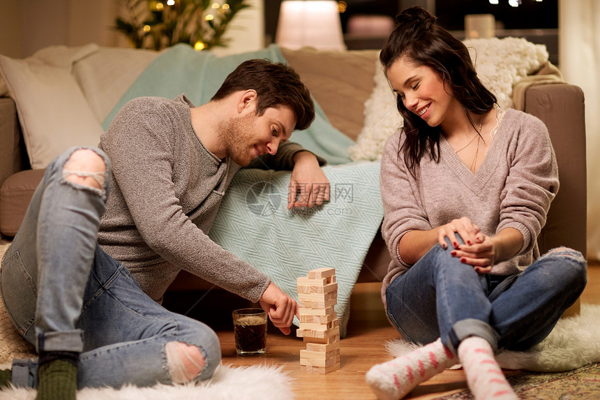 娱乐活动人们的快乐的夫妇家里玩积木游戏快乐的夫妇家里玩积木游戏图片