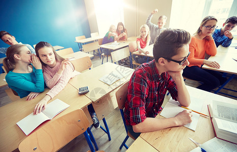 教育欺凌社会关系人的同学们学校的学生后闲聊学生们学校后跟同学闲聊背景图片