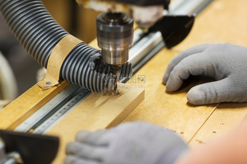 生产制造木工行业木工车间用钻压机木板工作的手木工车间用钻压机木板图片