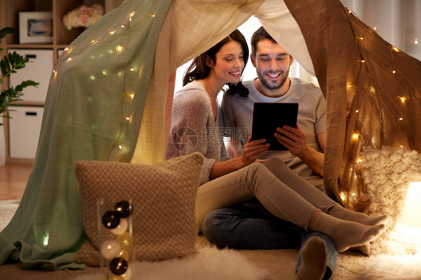 休闲,潮格,技术人的幸福的夫妇与平板电脑电脑孩子帐篷家快乐的夫妇与平板电脑孩子帐篷家图片