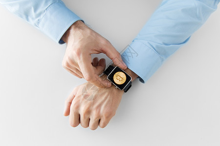 手表网页商业,技术加密货币近距离的男手戴智能手表与比特币屏幕上智能手表上与比特币亲密接触设计图片