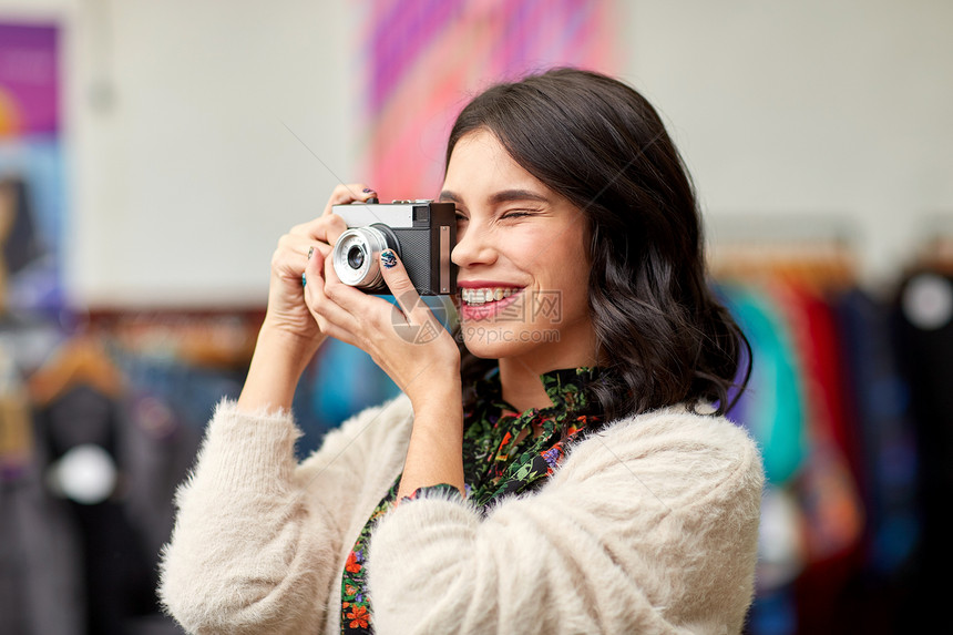摄影,爱好人们的微笑的轻女人用老式胶卷相机拍照微笑的女人用老式胶卷相机拍照图片