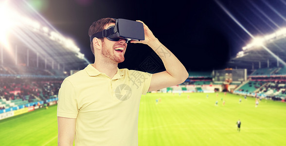 3d足球场三维技术,虚拟现实,体育,娱乐活动人的快乐的轻人与虚拟现实耳机3D眼镜足球场的背景人虚拟现实耳机足球场上背景