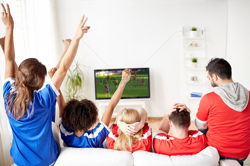 休闲体育娱乐活动快乐的朋友球迷电视上看足球比赛,并家里庆祝胜利朋友球迷家看电视比赛图片