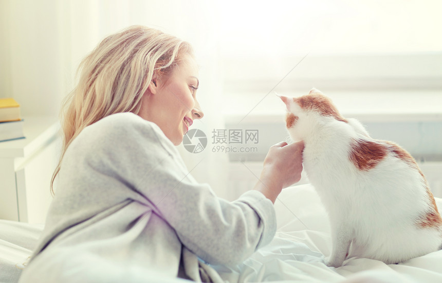 宠物,早上,舒适,休息人们的快乐的轻女人猫床上家快乐的轻女人猫床上家图片