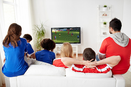 游戏电视体育,人娱乐活动朋友球迷家里看足球比赛足球迷家看电视上的足球比赛背景