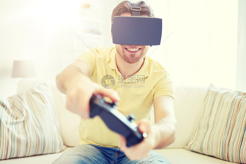技术,游戏,娱乐活动人的快乐的轻人与虚拟现实耳机3D眼镜与控制器游戏垫家里玩赛车电子游戏人虚拟现实耳机与控制器图片