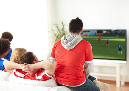 体育,人娱乐活动朋友球迷家里看足球比赛足球迷家看电视上的足球比赛图片