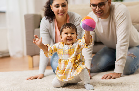 家庭,父母人的快乐的母亲,父亲婴儿家里玩球幸福的家庭宝宝家里玩图片