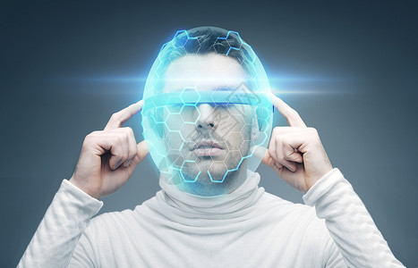 未来的技术人的人三维眼镜虚拟头盔蓝色背景戴3D眼镜虚拟头盔的男人图片