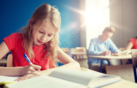 教育,学人的学生女孩与书籍写作学校考试学生女孩写书学校考试图片