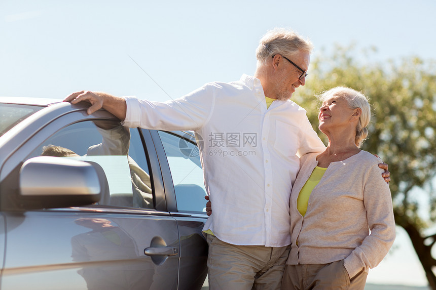 公路旅行,旅行老人的快乐的老夫妇夏天车快乐的老夫妇夏天车图片