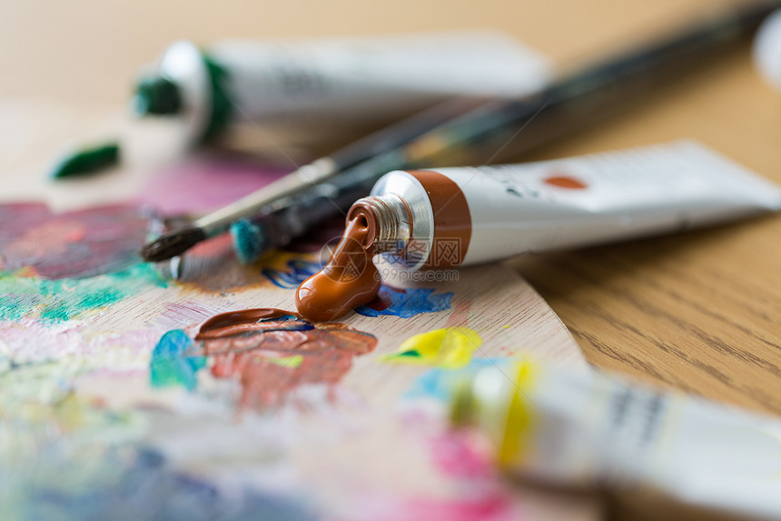 美术,创意,绘画艺术工具的丙烯酸颜色油漆管,调色板刷子丙烯酸颜色油漆管调色板图片