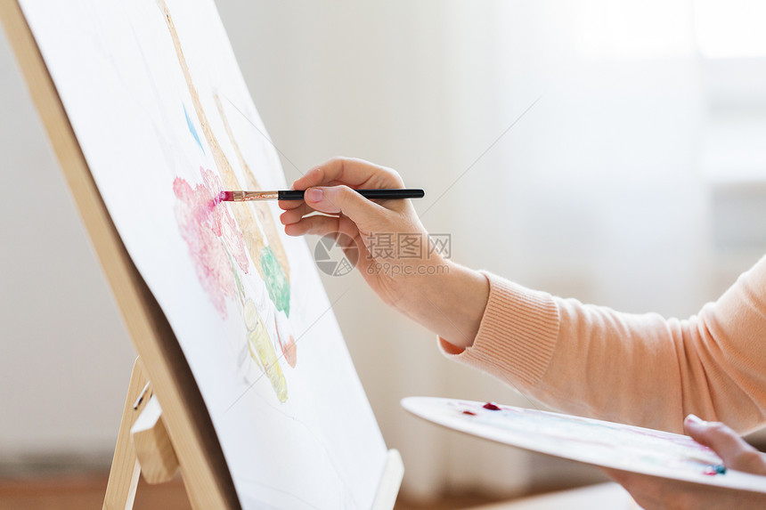 艺术,创造力人的艺术家的手与调色板画笔生活纸工作室艺术家与调色板画笔绘画工作室图片