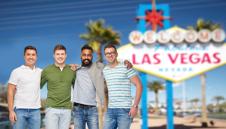 多样,旅游旅游国际集快乐的微笑男子朋友欢迎来美丽的拉斯维加斯标志背景拉斯维加斯的国际男朋友图片