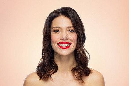 微笑的轻女人涂着红色的口红背景图片
