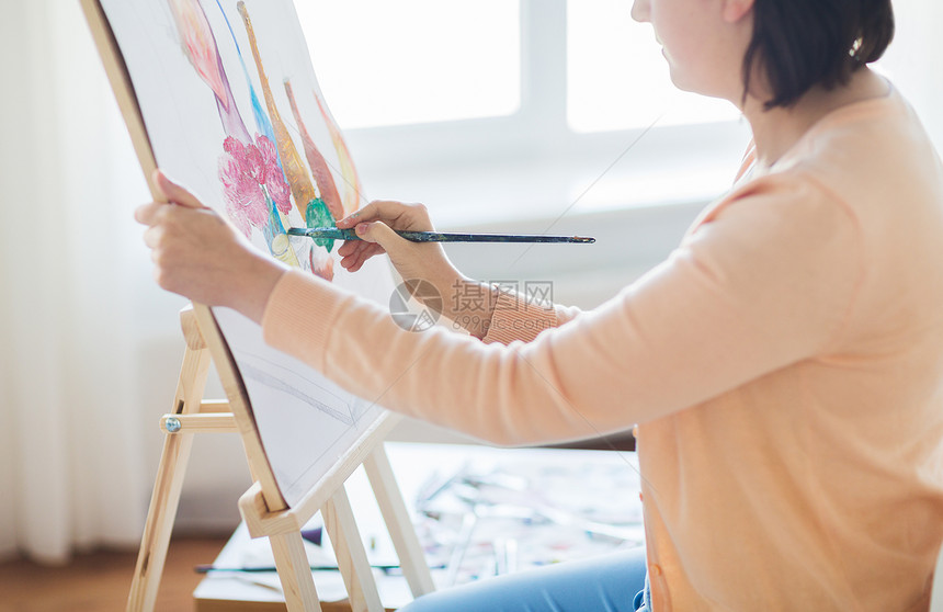 艺术创造力人的用画笔画架画画室的纸上贴近艺术家的生活艺术家与画笔绘画生活工作室图片