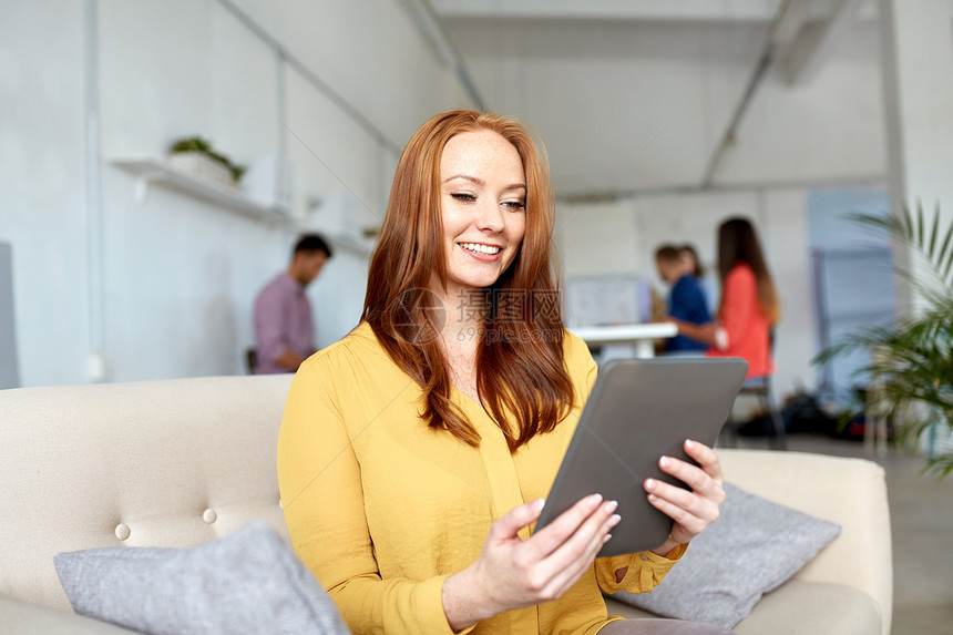 商业,教育,技术人的微笑的轻红发女人与平板电脑电脑办公室工作红头发的女人,平板电脑办公室工作图片
