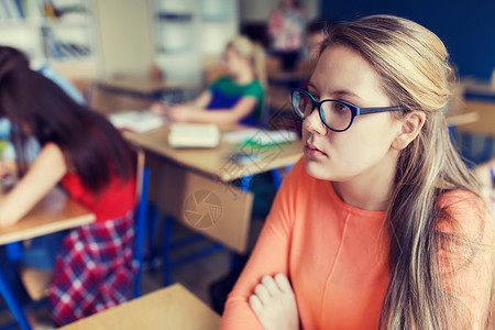 女孩戴眼镜学校上课背景图片