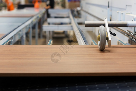 生产制造木工行业家具厂车间输送机上的木板加工家具厂传送带上的木板背景图片