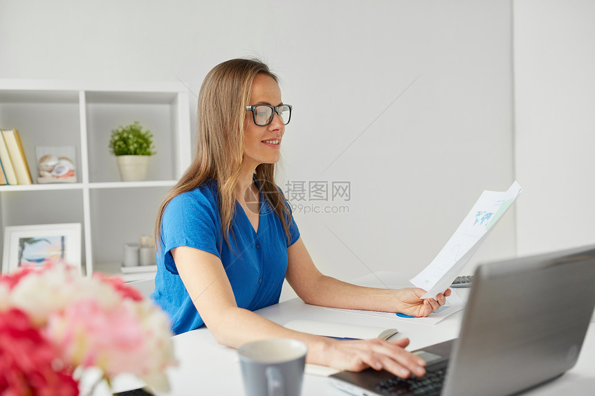商业,人技术快乐的微笑中妇女与笔记本电脑文件工作家里办公室快乐的女人,家里办公室工作的笔记本电脑图片