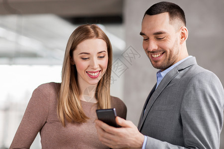 商人,技术企业快乐的微笑女商人商人与智能手机办公室智能手机的女商人商人图片