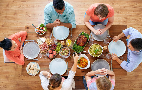 感恩节,饮食休闲群人餐桌上吃晚饭群人桌子上吃食物图片