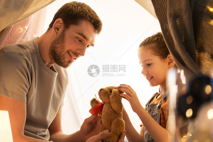 家庭,潮格人们的快乐的父亲与泰迪熊玩具小女儿玩孩子帐篷晚上家快乐的家庭孩子们的帐篷里玩玩具图片