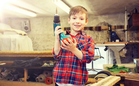 儿童,木工,职业人的快乐的小男孩与钻车间快乐的小男孩车间里钻图片