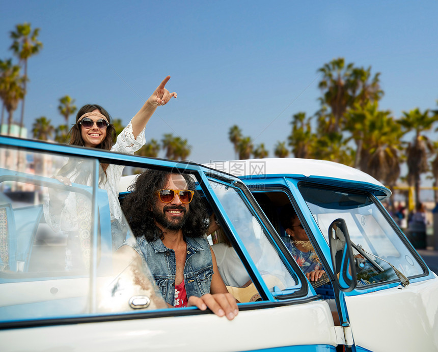 暑假,公路旅行,旅行度假的微笑的轻嬉皮朋友小货车上的海滩上的威尼斯海滩洛杉矶的背景嬉皮士朋友威尼斯海滩的小货图片