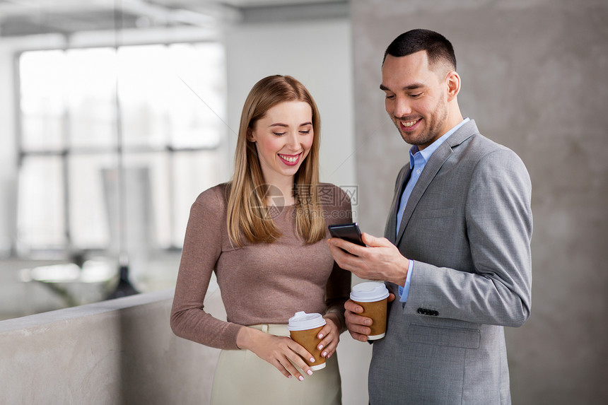 商业,技术企业快乐的微笑女商人商人与智能手机办公室喝咖啡智能手机的女商人商人图片