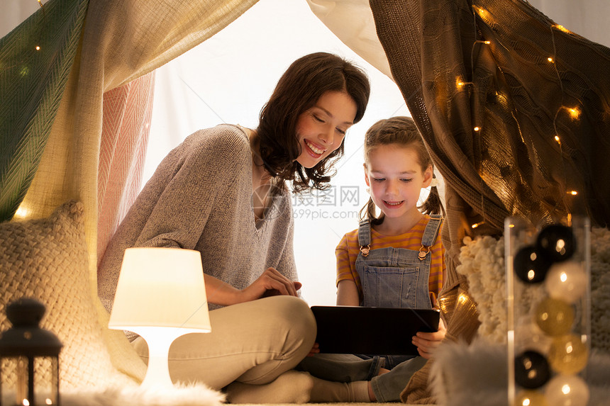 家庭,技术快乐的母亲小女儿孩子们的帐篷里晚上家用平板电脑电脑家里平板电脑孩子们的帐篷里图片