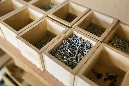 生产制造木工行业车间木箱中的螺丝车间木箱里的螺丝图片