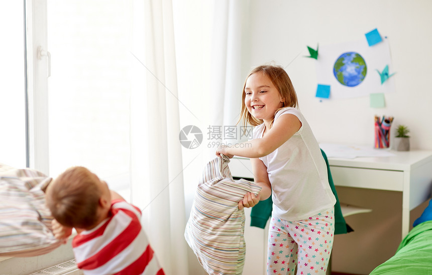 童,休闲人的快乐的孩子家里靠枕头玩耍战斗孩子们家靠枕头玩耍打架图片