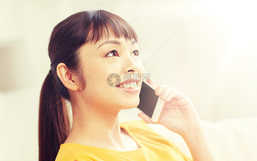 人,技术,沟通休闲快乐的轻亚洲妇女打电话家里智能手机快乐的亚洲女人家里打电话给智能手机快乐的亚洲女人家里图片