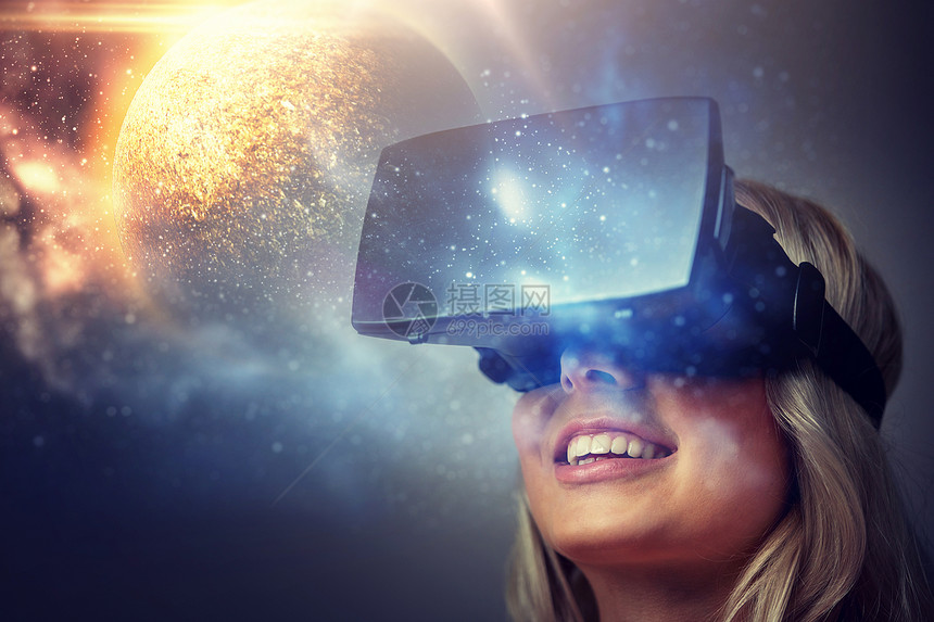 技术,增强现实人的快乐的轻妇女与虚拟耳机三维眼镜行星背景女虚拟现实耳机3D眼镜女虚拟现实耳图片