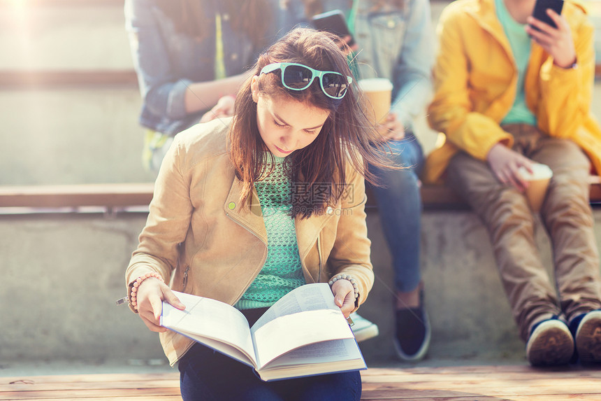 教育,高中人的高中生女孩户外阅读书籍高中生女孩户外看书高中生女孩户外看书图片