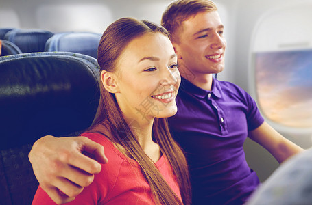 运输,旅游航空飞行幸福的夫妇乘坐飞机舷窗背景快乐的夫妇乘飞机旅行快乐的夫妇乘飞机旅行背景图片
