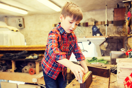 儿童,专业,木工,木工人的快乐的小男孩与尺子测量木板车间快乐的小男孩车间用木板尺子快乐的小男孩车间用木板背景图片