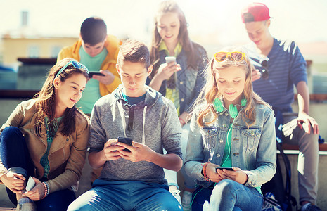 青少朋友用智能手机户外网瘾少高清图片