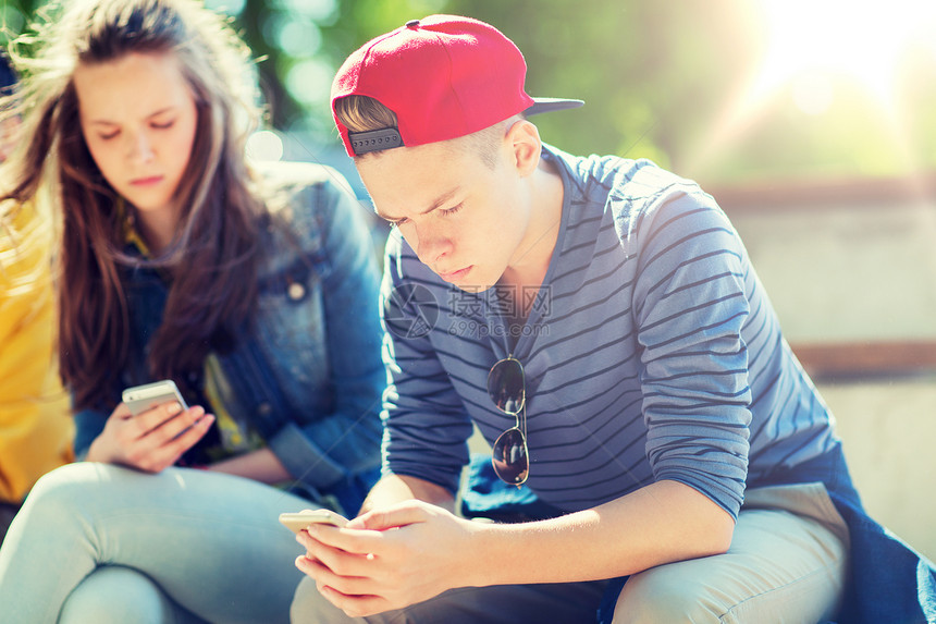技术,网络成瘾人们的青少朋友与智能手机户外十几岁的朋友户外玩智能手机十几岁的朋友户外玩智能手机图片
