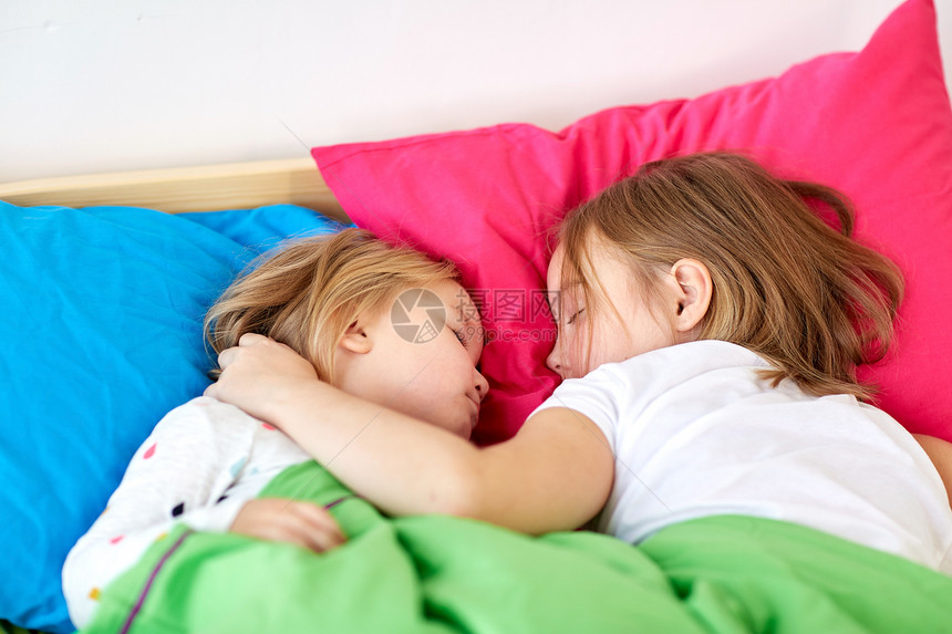童,睡觉时间家庭快乐的小女孩姐妹睡家里的床上快乐的小女孩睡家里的床上快乐的小女孩睡家里的床上图片