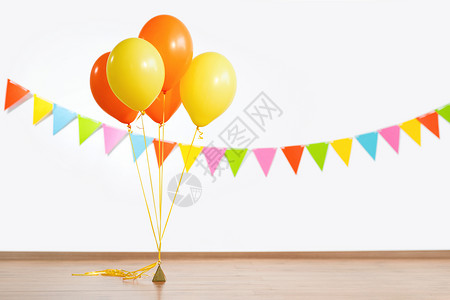 派装饰彩色气球花环白色墙壁背景五颜六色的气球花环五颜六色的气球花环图片