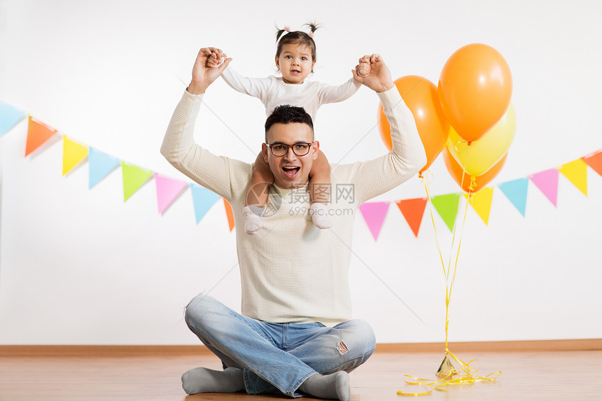 家庭,假期人的快乐的父亲小女儿带着氦气球生日聚会上父亲女儿带着生日派气球父亲女儿带着生日派气球图片
